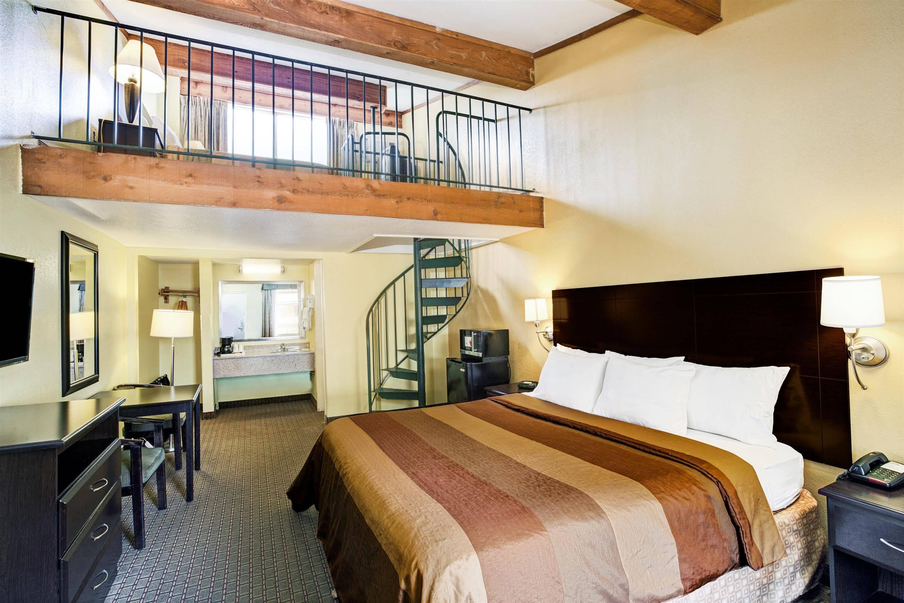 Days Inn & Suites By Wyndham Downtown Gatlinburg Parkway מראה חיצוני תמונה