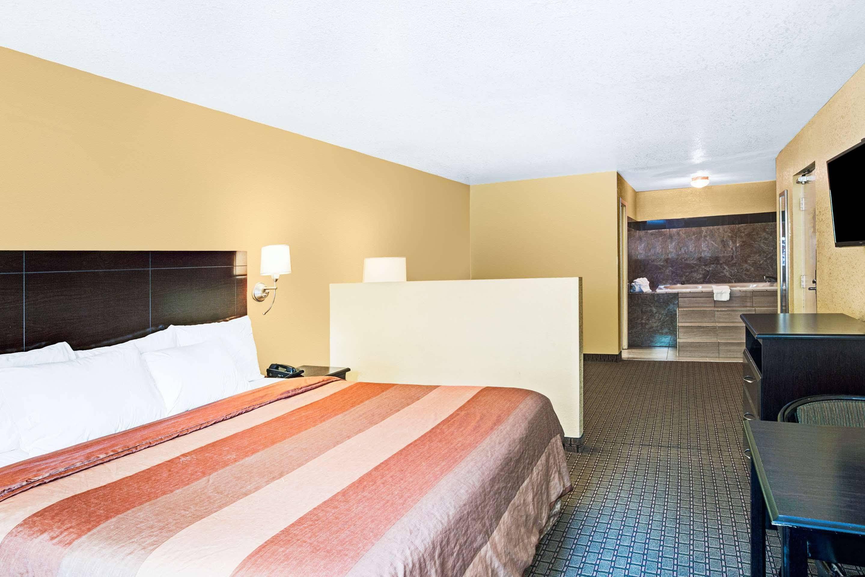 Days Inn & Suites By Wyndham Downtown Gatlinburg Parkway מראה חיצוני תמונה