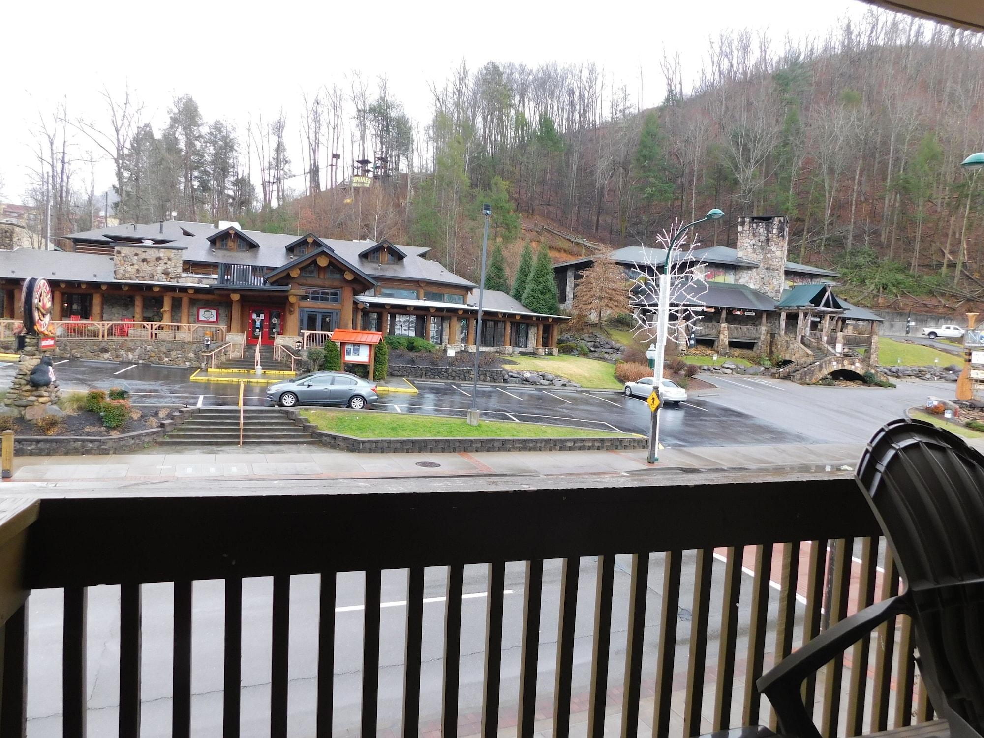 Days Inn & Suites By Wyndham Downtown Gatlinburg Parkway מראה חיצוני תמונה