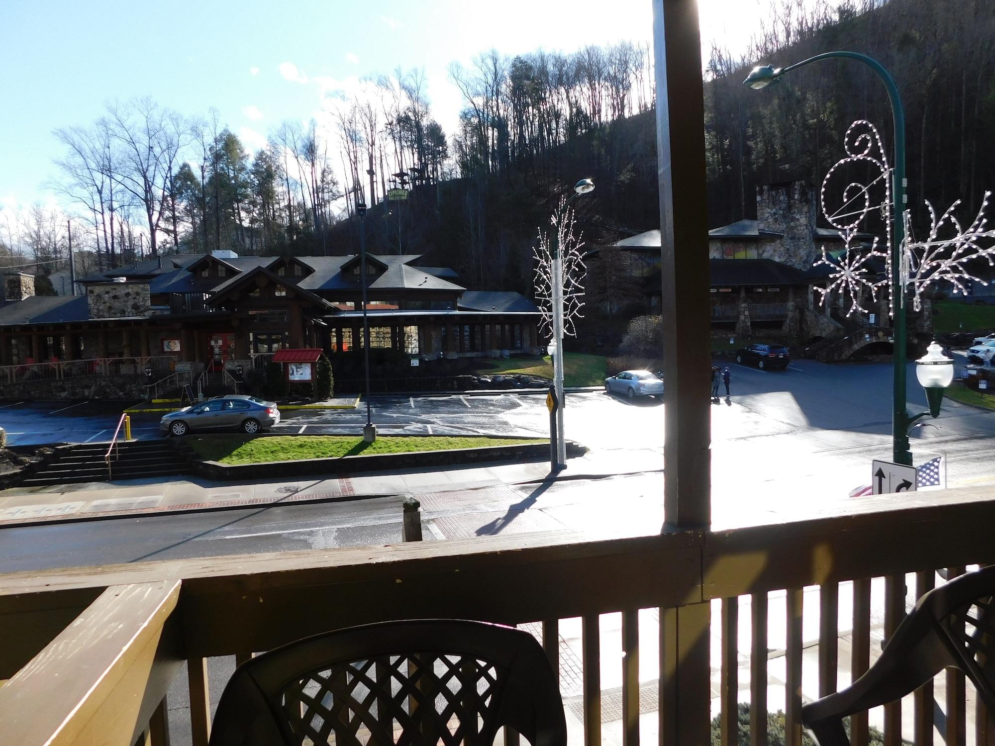 Days Inn & Suites By Wyndham Downtown Gatlinburg Parkway מראה חיצוני תמונה