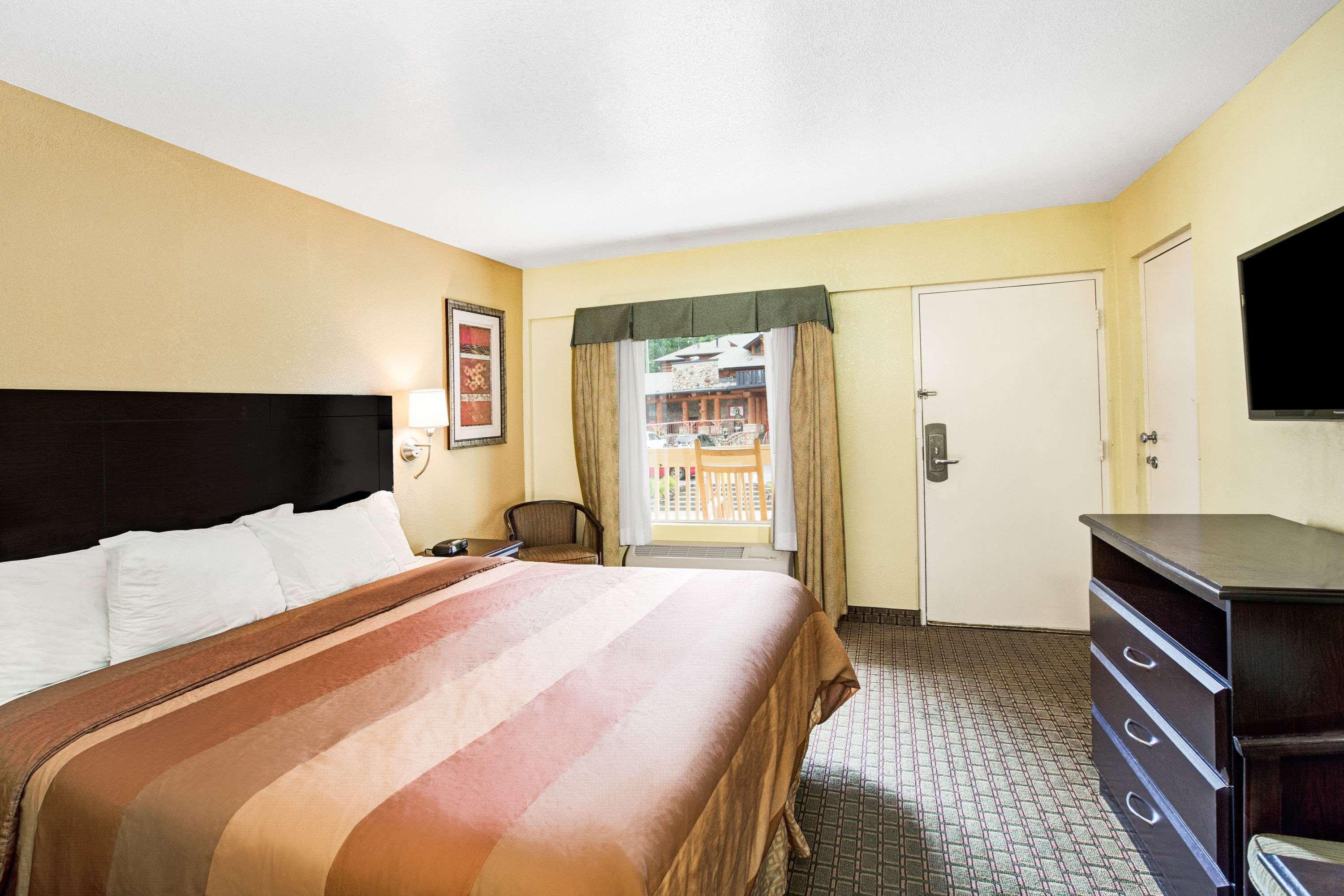 Days Inn & Suites By Wyndham Downtown Gatlinburg Parkway מראה חיצוני תמונה