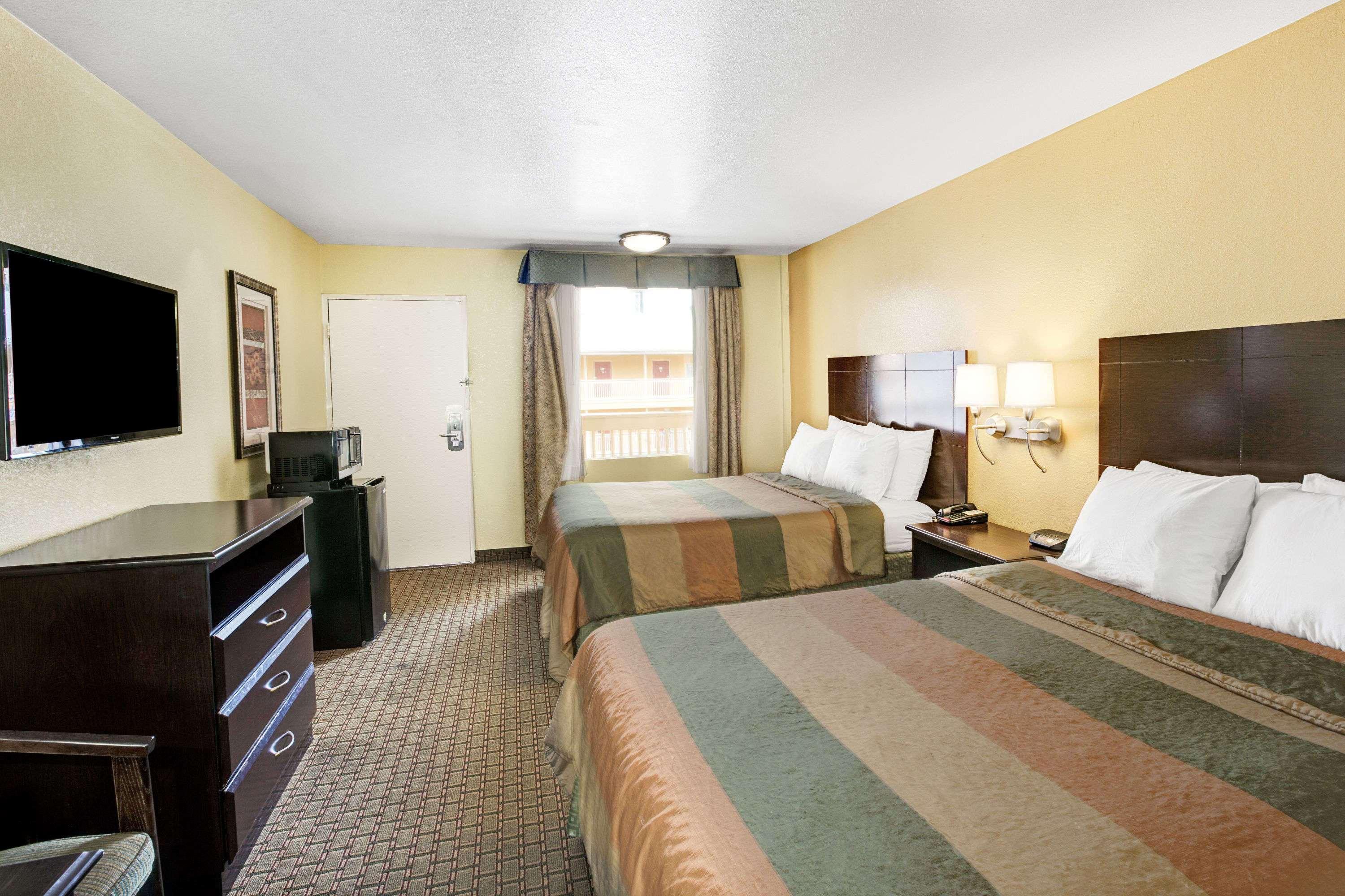 Days Inn & Suites By Wyndham Downtown Gatlinburg Parkway מראה חיצוני תמונה