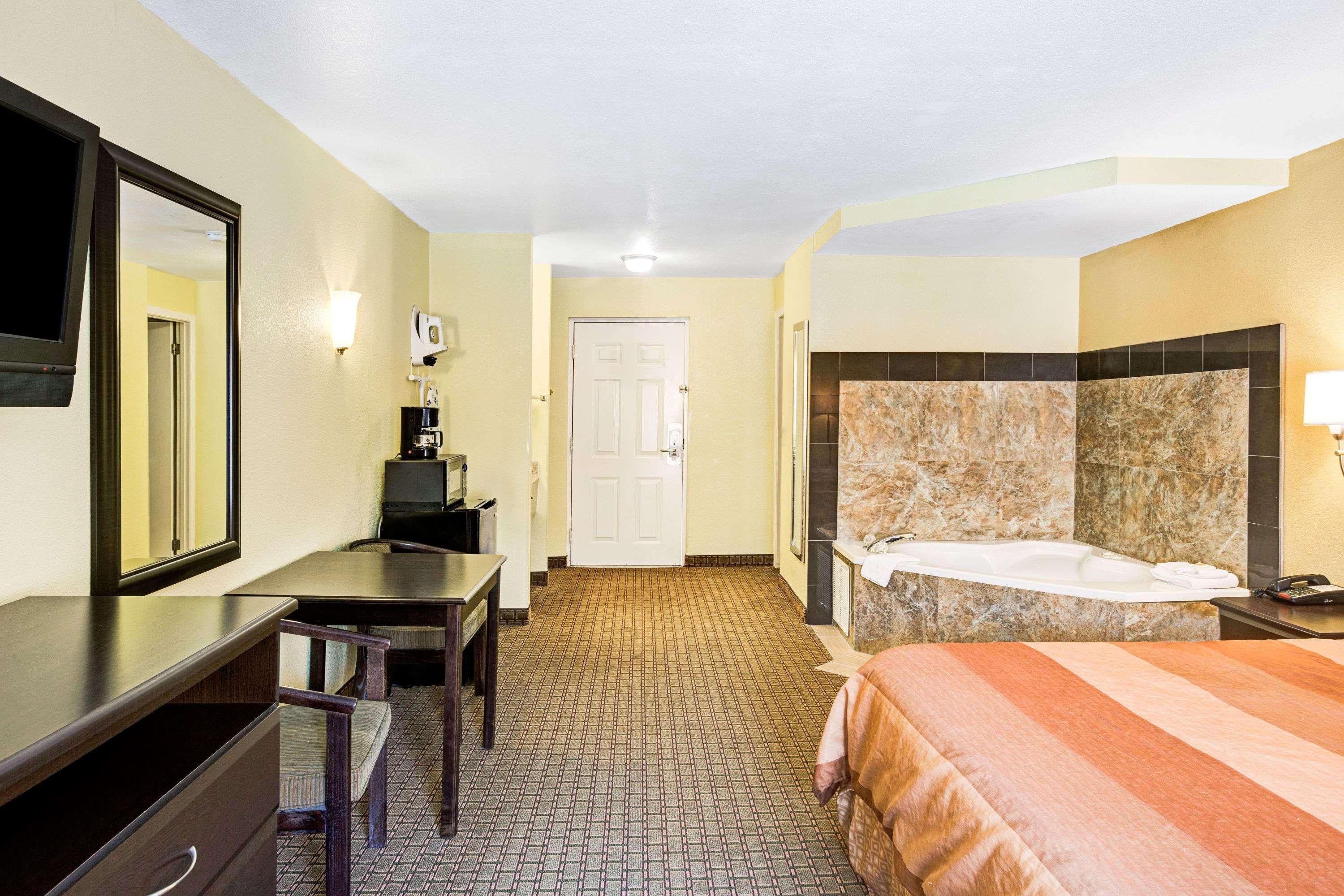 Days Inn & Suites By Wyndham Downtown Gatlinburg Parkway מראה חיצוני תמונה