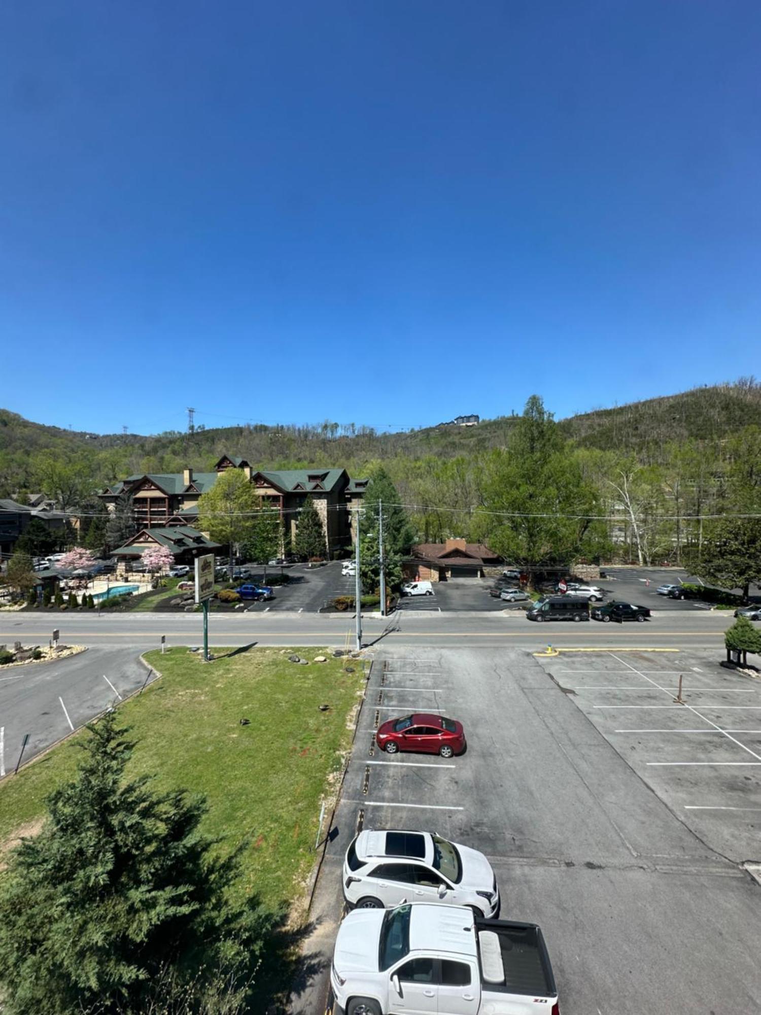 Days Inn & Suites By Wyndham Downtown Gatlinburg Parkway מראה חיצוני תמונה
